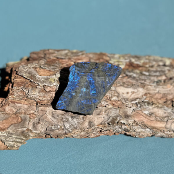 kristalai-neapdirbti-kristalai-neapdirbtas-labradoritas-L010