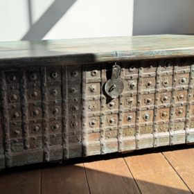 baldai-is-indijos-skrynios-zydra-medine-skrynia-su-zalvario-akcentais-coffee-1