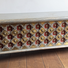 baldai-is-indijos-skrynios-zydra-medine-skrynia-su-zalvario-akcentais-pilka-xl-3