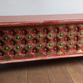 baldai-is-indijos-skrynios-zydra-medine-skrynia-su-zalvario-akcentais-raud-xl-1