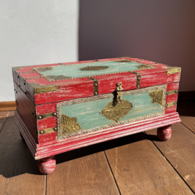 baldai-is-indijos-skrynios-zydra-medine-skrynia-su-zalvario-akcentais-raud-4