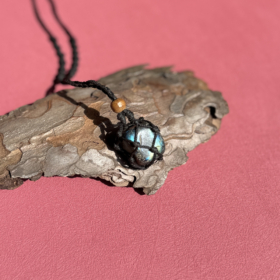 kristalai-kristalu-papuosalai-kristalu-pakabukai-labradorito-macrame-pakabukas