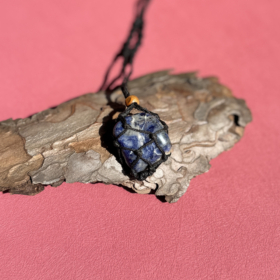 kristalai-kristalu-papuosalai-kristalu-pakabukai-sodalito-macrame-pakabukas