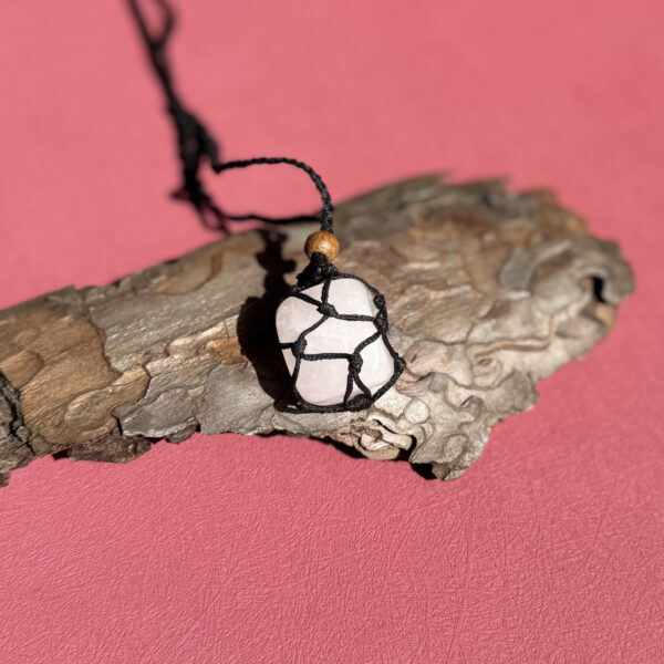 kristalai-kristalu-papuosalai-kristalu-pakabukai-rozinio-kvarco-macrame-pakabukas