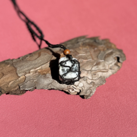 kristalai-kristalu-papuosalai-kristalu-pakabukai-vaivorykstinio-menulio-akmens-macrame-pakabukas