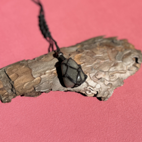 kristalai-kristalu-papuosalai-kristalu-pakabukai-pilko-avantiurino-macrame-pakabukas