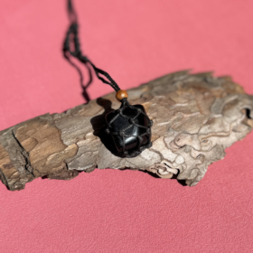 kristalai-kristalu-papuosalai-kristalu-pakabukai-turmalino-macrame-pakabukas