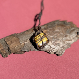 kristalai-kristalu-papuosalai-kristalu-pakabukai-Tigro-akies-macrame-pakabukas