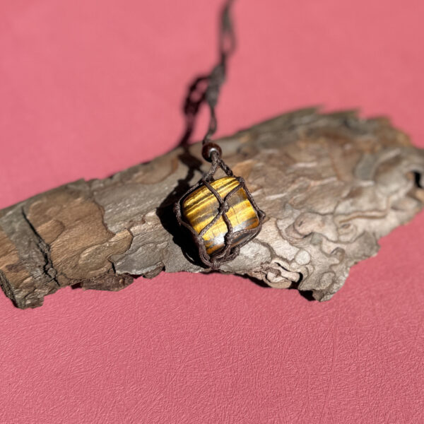 kristalai-kristalu-papuosalai-kristalu-pakabukai-Tigro-akies-macrame-pakabukas