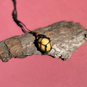 kristalai-kristalu-papuosalai-kristalu-pakabukai-geltono-avantiurino-macrame-pakabukas