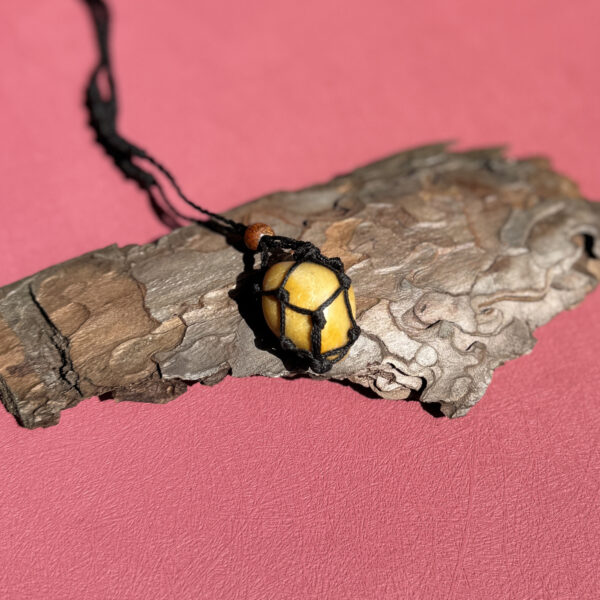 kristalai-kristalu-papuosalai-kristalu-pakabukai-geltono-avantiurino-macrame-pakabukas