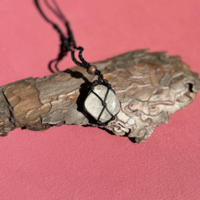 kristalai-kristalu-papuosalai-kristalu-pakabukai-kalnu-kristolo-macrame-pakabukas