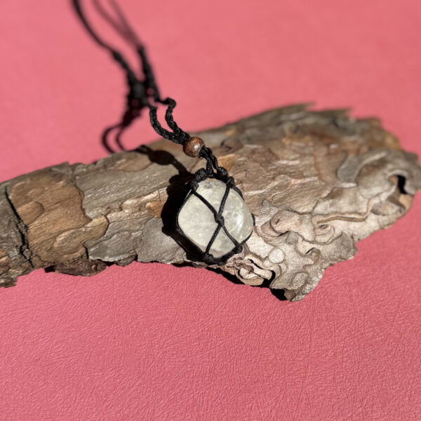 kristalai-kristalu-papuosalai-kristalu-pakabukai-kalnu-kristolo-macrame-pakabukas