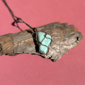 kristalai-kristalu-papuosalai-kristalu-pakabukai-amazonito-macrame-pakabukas