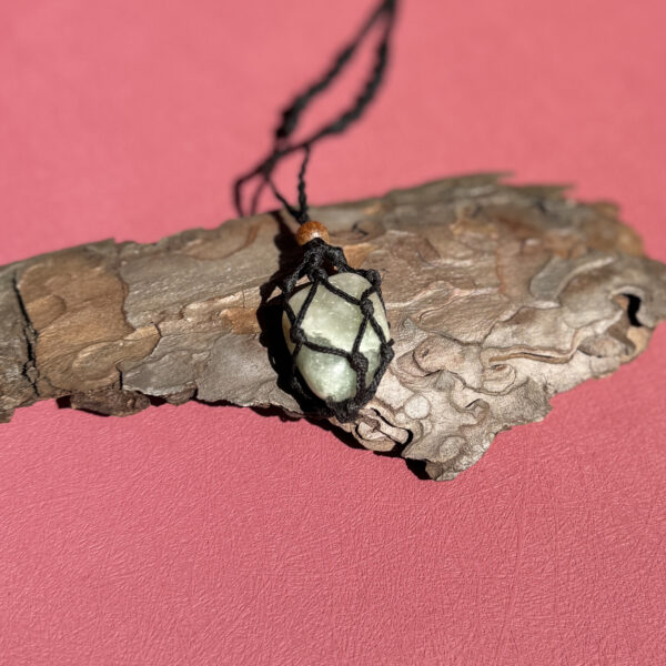 kristalai-kristalu-papuosalai-kristalu-pakabukai-zadeito-macrame-pakabukas