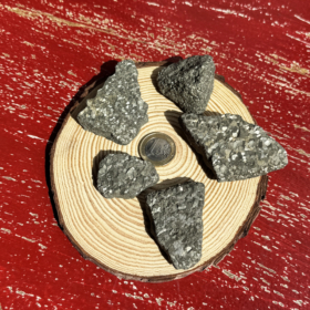 kristalai-neapdirbti-kristalai-neapdirbtas-piritas