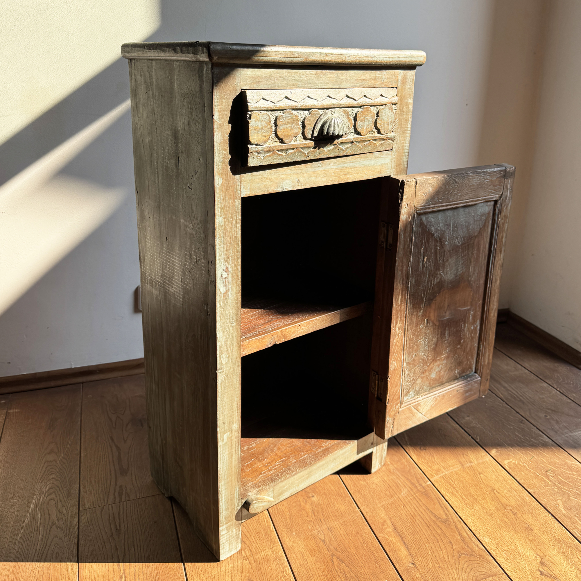 Naktiniai staliukai namu-dekoras-baldai-naktine-spintele-1