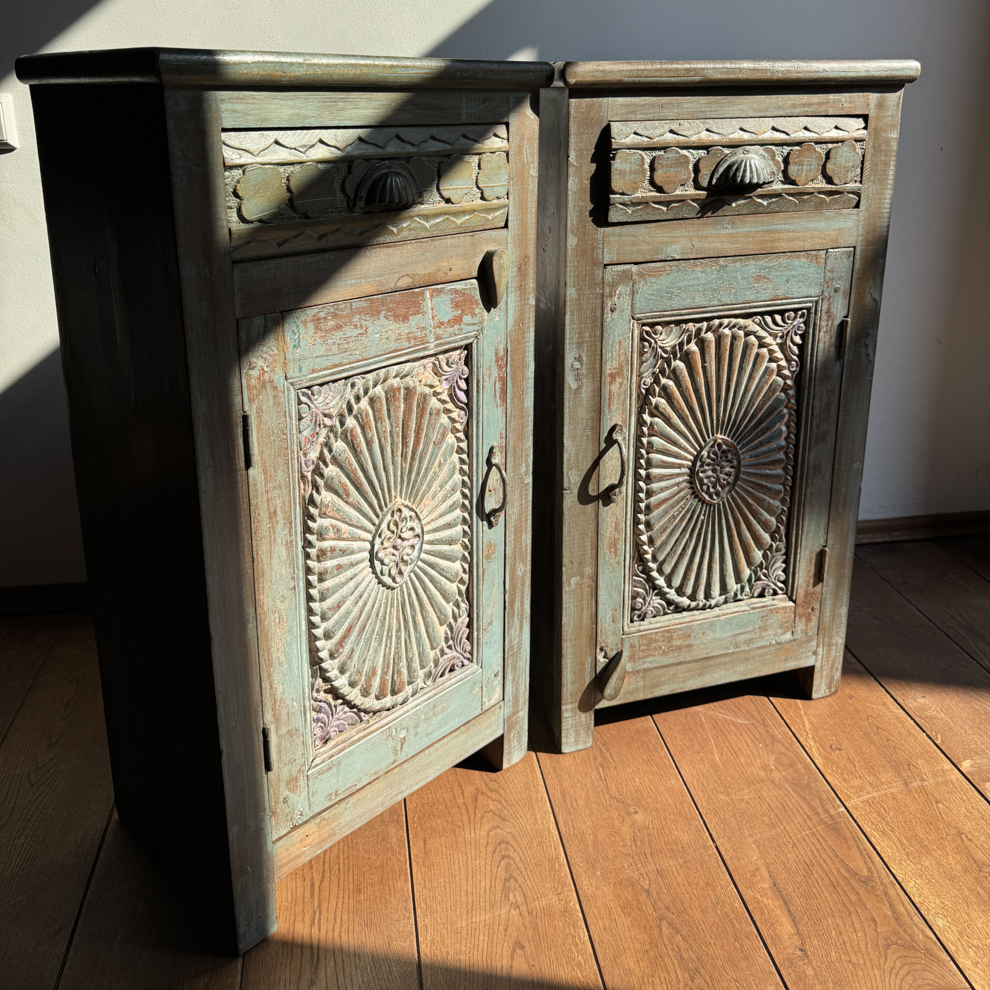 Naktiniai staliukai namu-dekoras-baldai-naktine-spintele-10