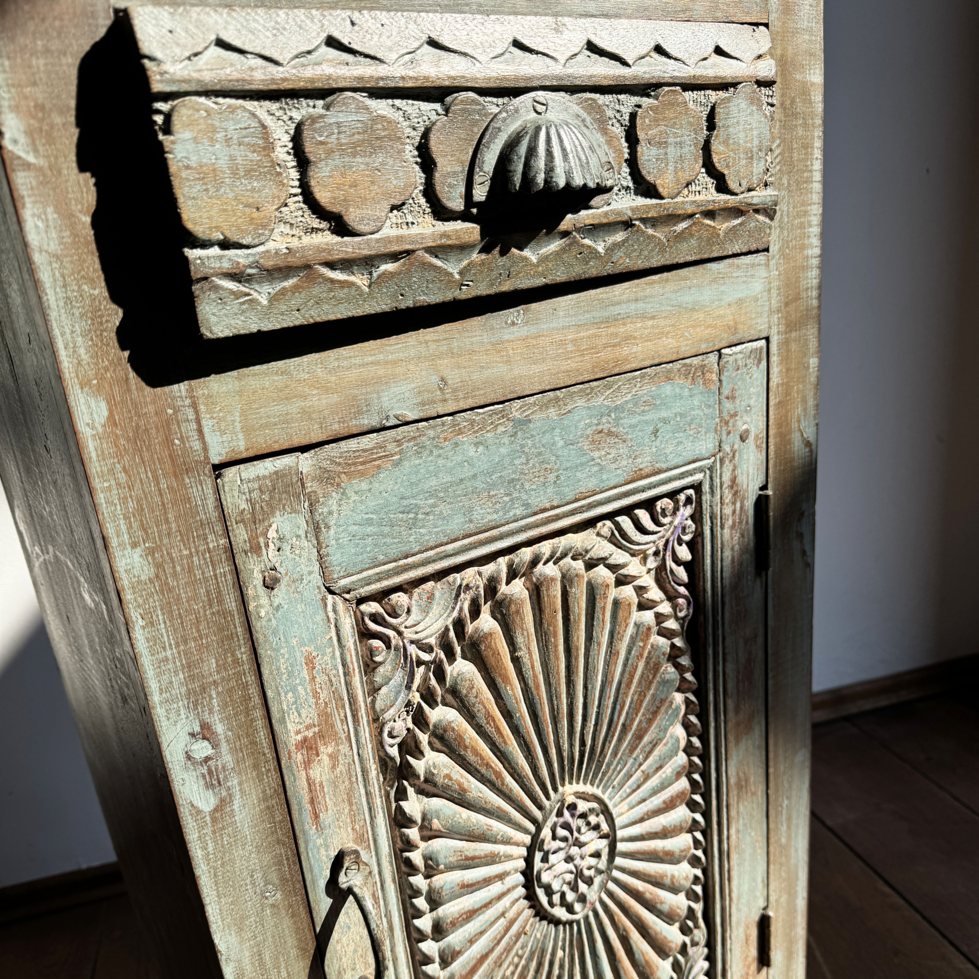 Naktiniai staliukai namu-dekoras-baldai-naktine-spintele-2