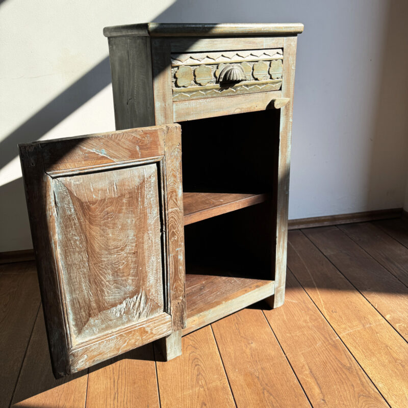 namu-dekoras-baldai-naktine-spintele-8