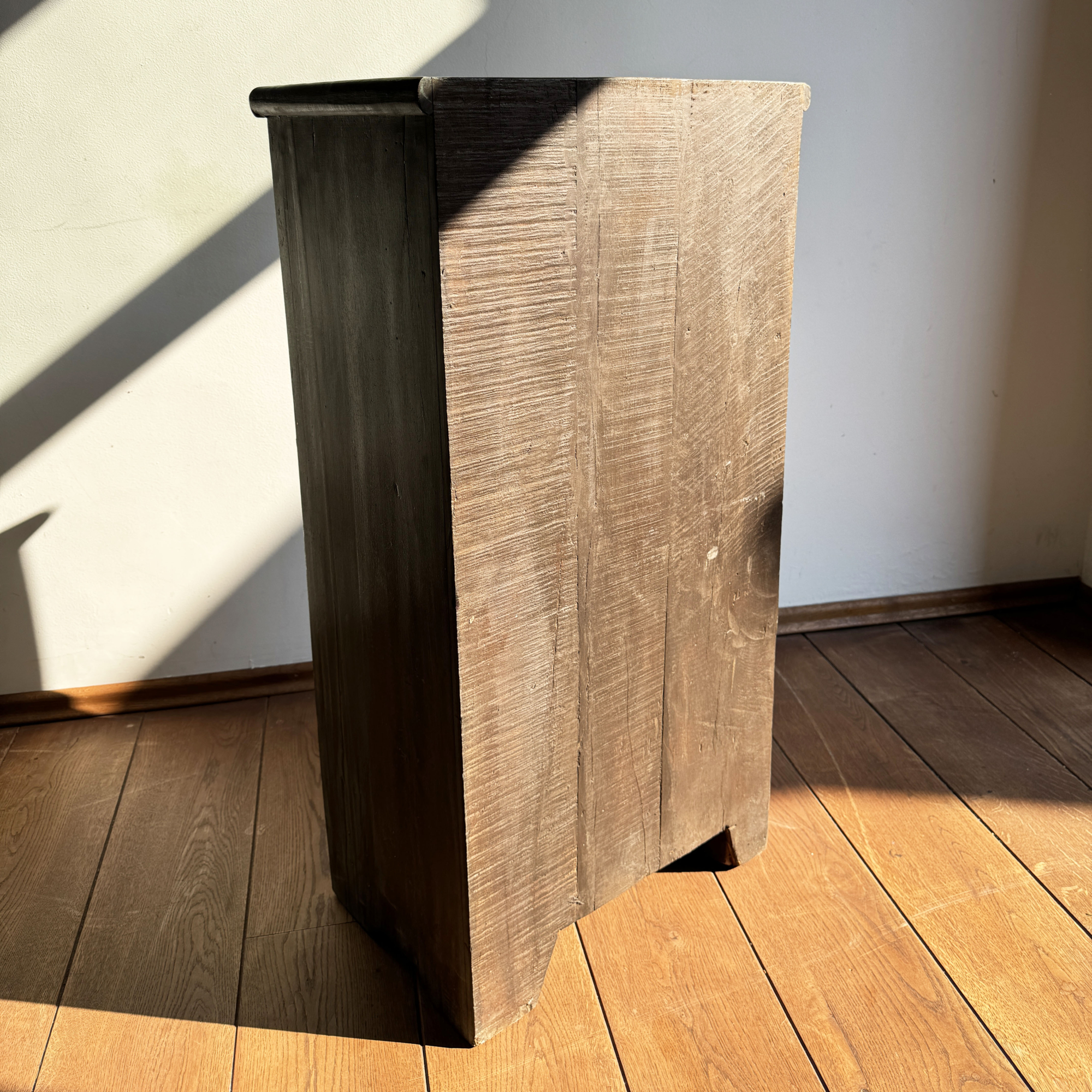 Naktiniai staliukai namu-dekoras-baldai-naktine-spintele-9