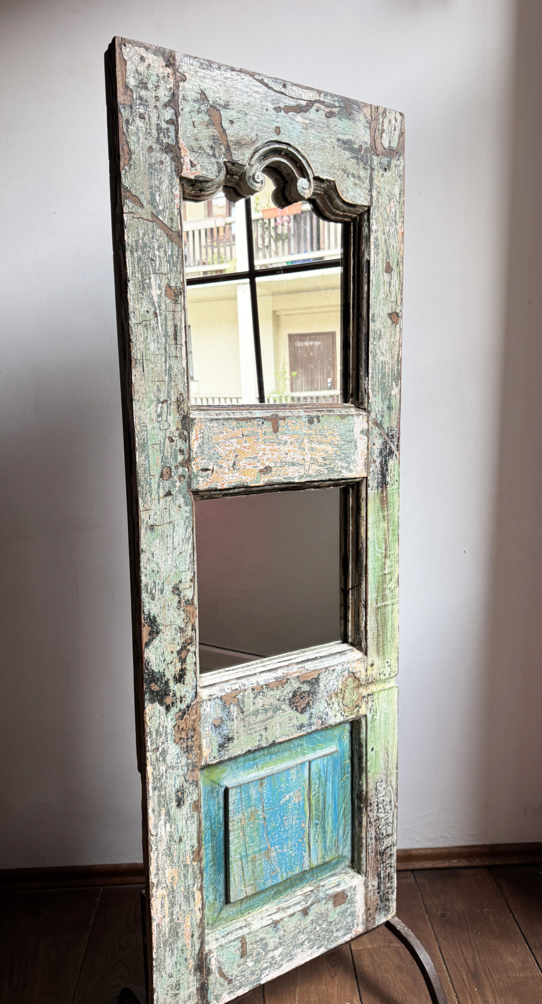 Veidrodis namu-dekoras-baldai-veidrodziai-medinis-veidrodis-is-senu-duru