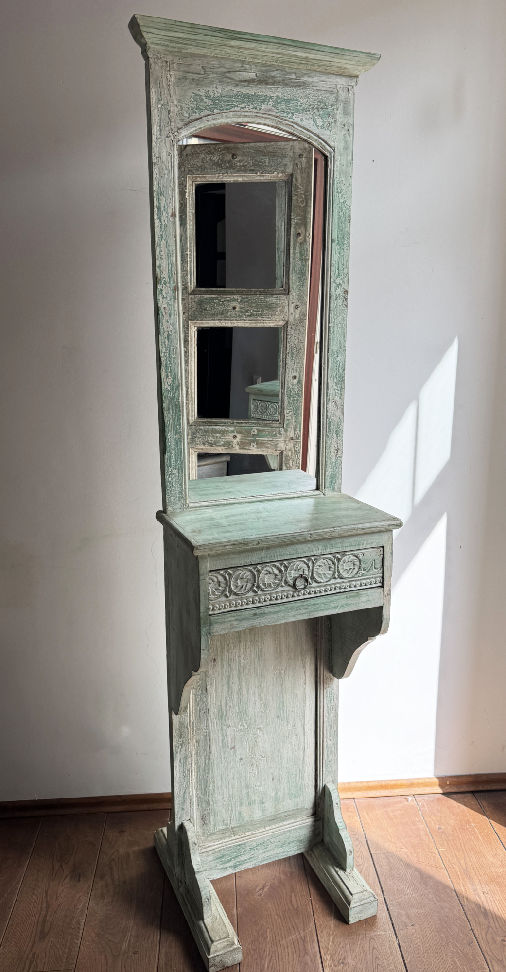 Grožio staliukas namu-dekoras-baldai-grozio-staliukai-zalias-grozio-staliukas-1