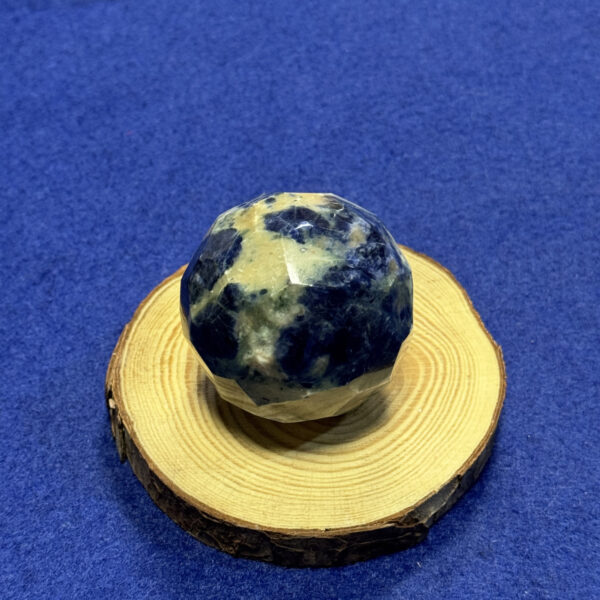 kristalai-dekoratyviniai-kristalai-sodalito-sfera-1-br