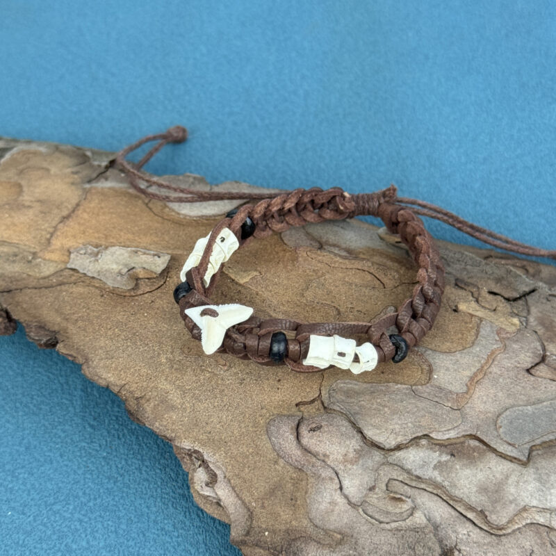 papuosalai-is-indijos-apyrankes-odines-apyrankes-odine-apyranke-su-ryklio-dantimis