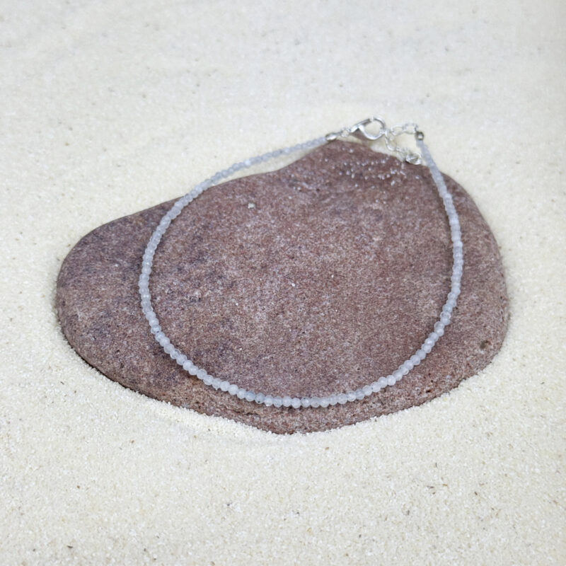 kristalai-papuosalai-is-kristalu-apykojes-is-kristalu-briaunuota-kalnu-kristolo-1