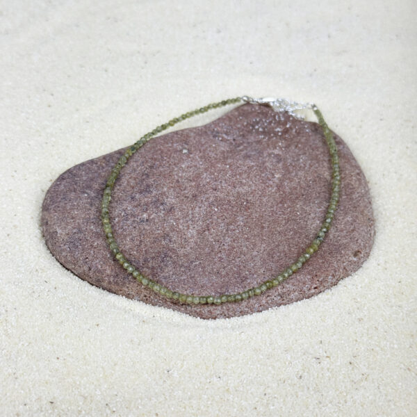 kristalai-papuosalai-is-kristalu-apykojes-is-kristalu-briaunuota-peridoto-1