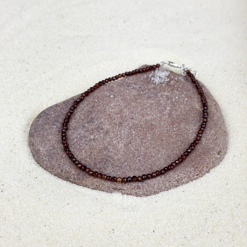 kristalai-papuosalai-is-kristalu-apykojes-is-kristalu-briaunuota-granato-1
