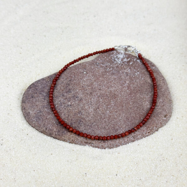 kristalai-papuosalai-is-kristalu-apykojes-is-kristalu-briaunuota-jaspio-1
