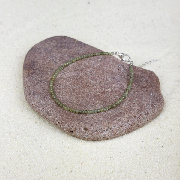 kristalai-papuosalai-is-kristalu-apyrankes-is-kristalu-briaunuota-peridoto-1